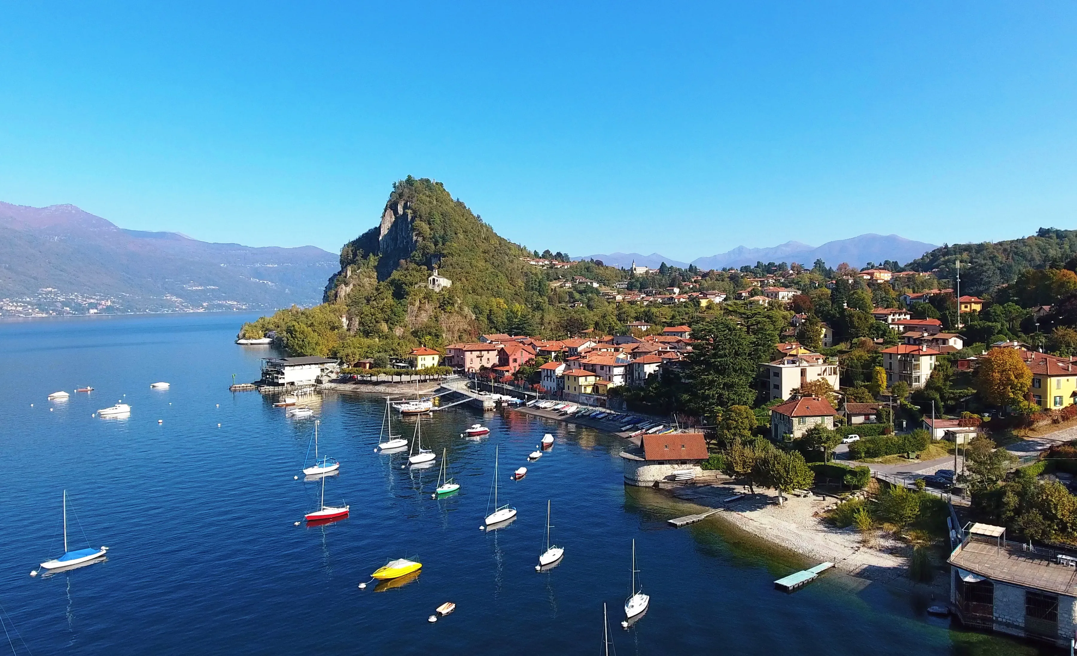 Vista aerea di Caldè e della baia con le barche a vela