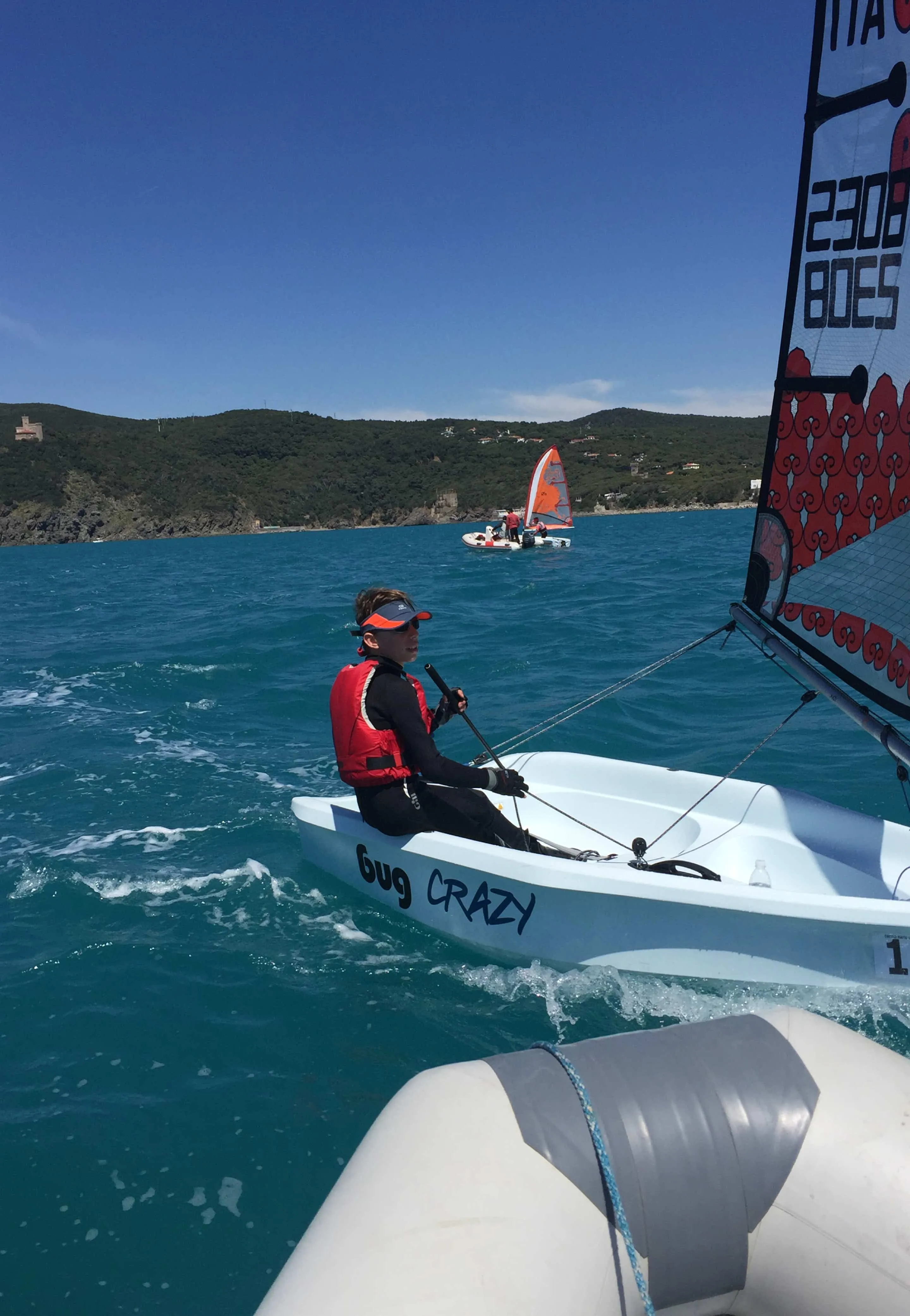 Giovane velista su deriva