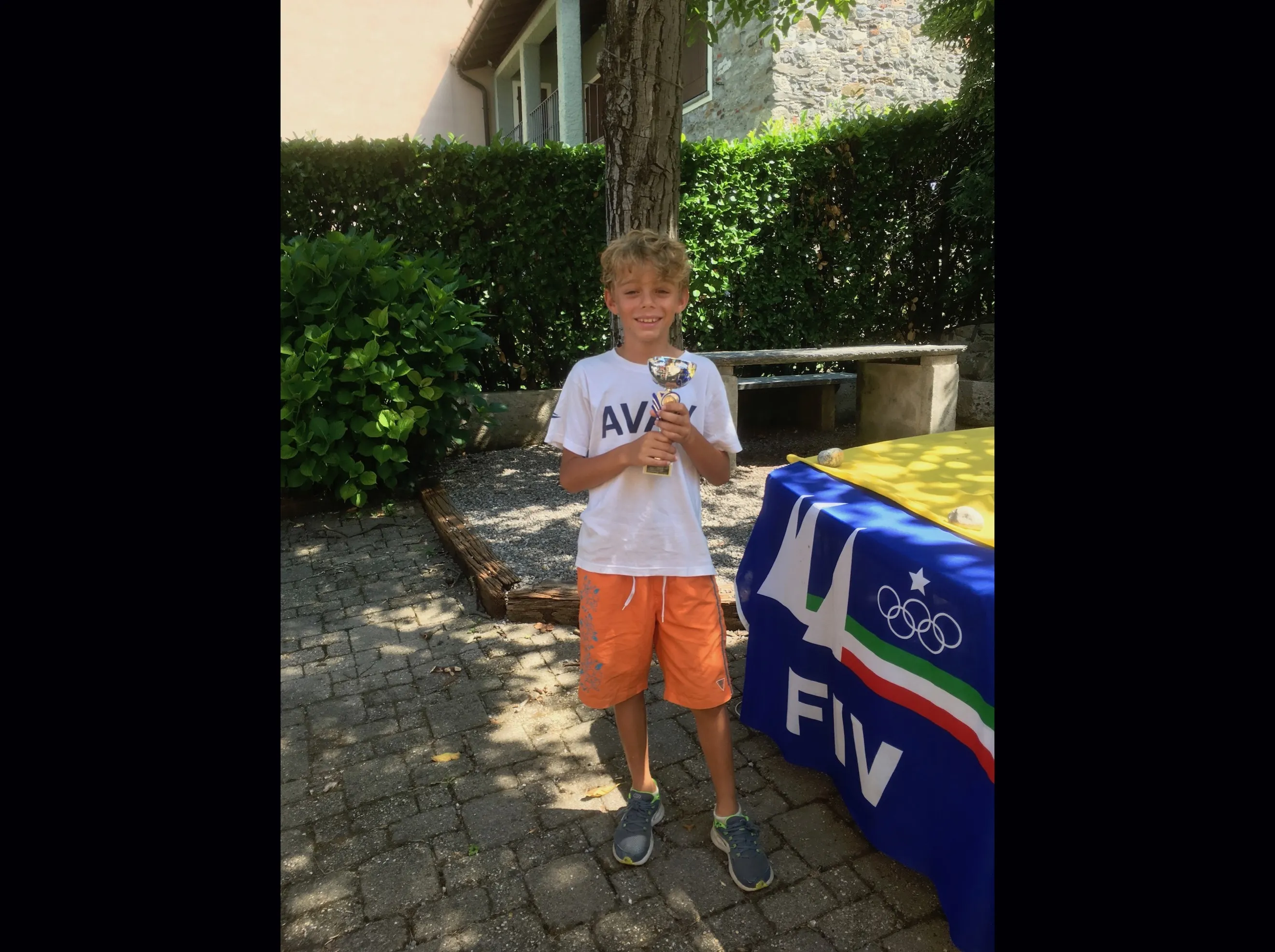 Bambino premiato con coppa FIV