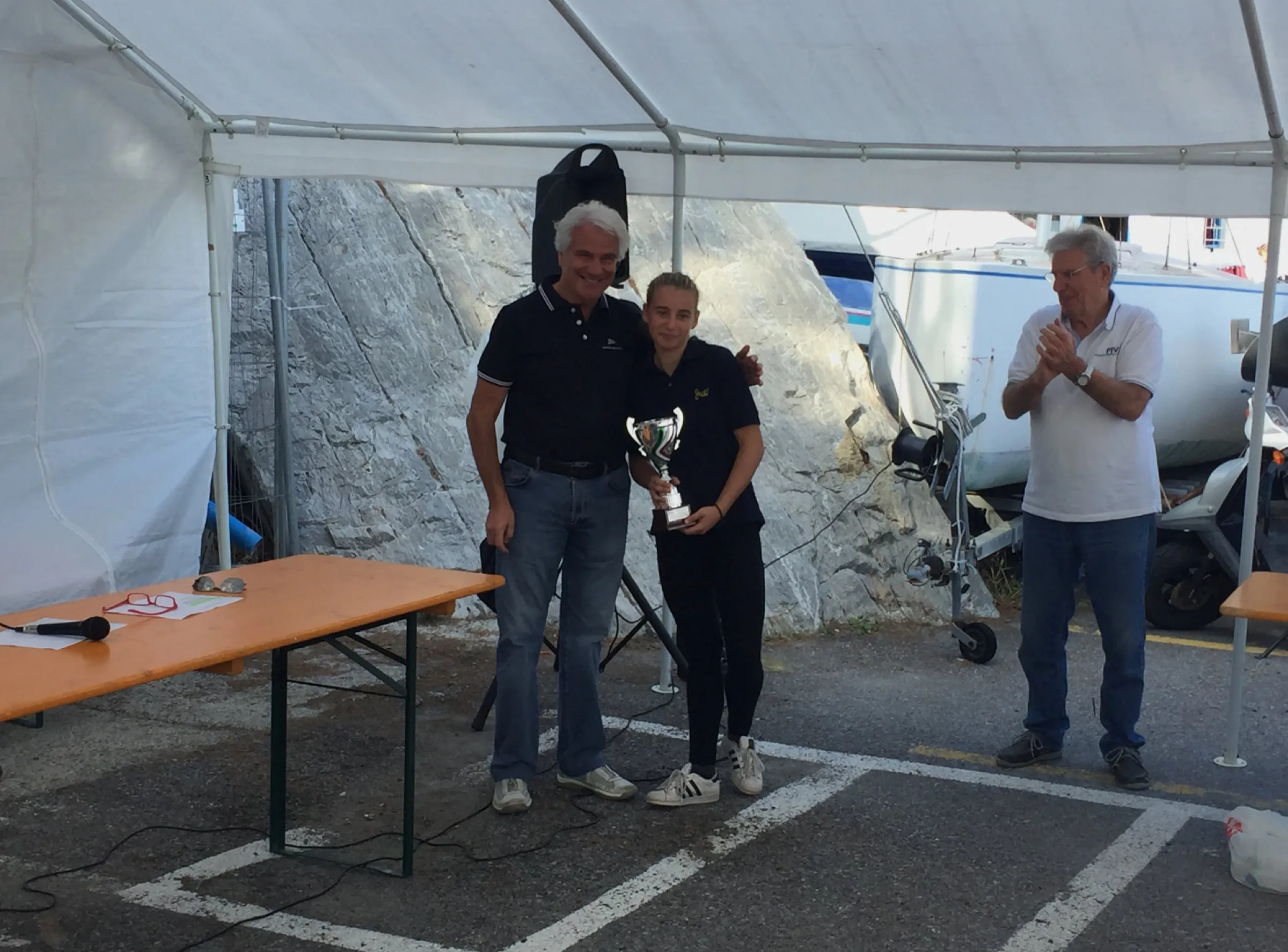 Premiazione di una giovane velista