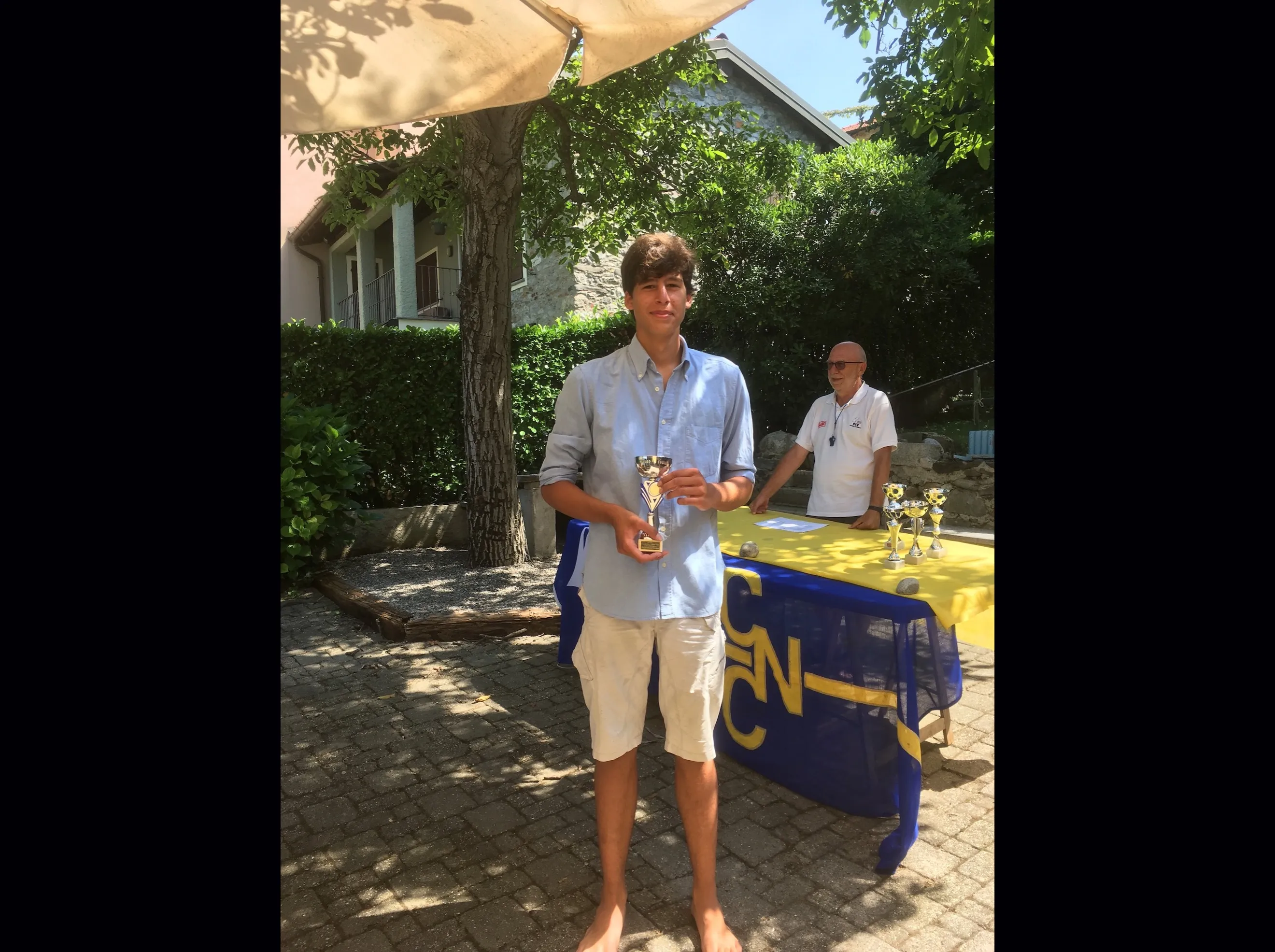 Ragazzo premiato al tavolo CNC