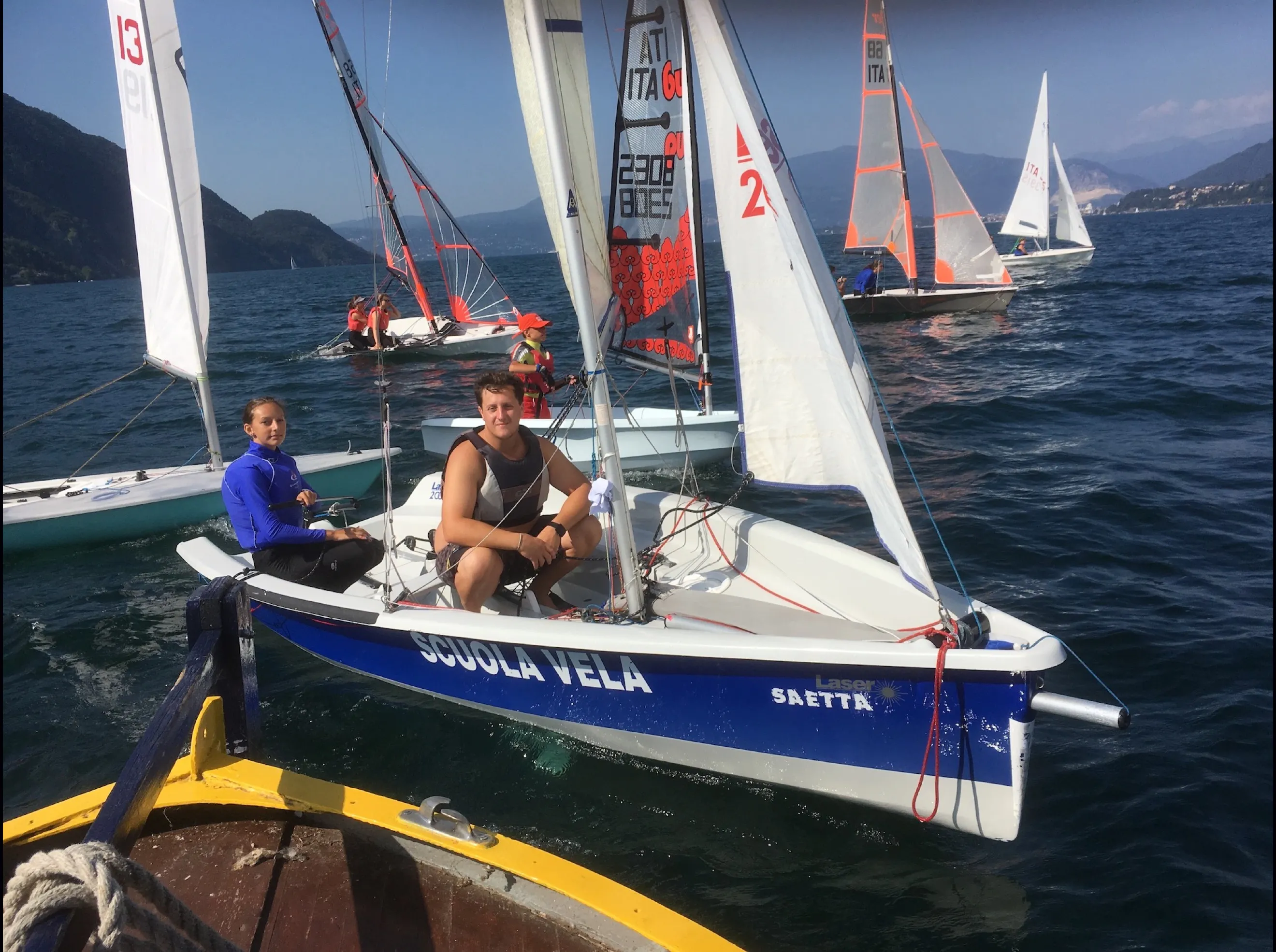 Allievi della scuola vela in navigazione