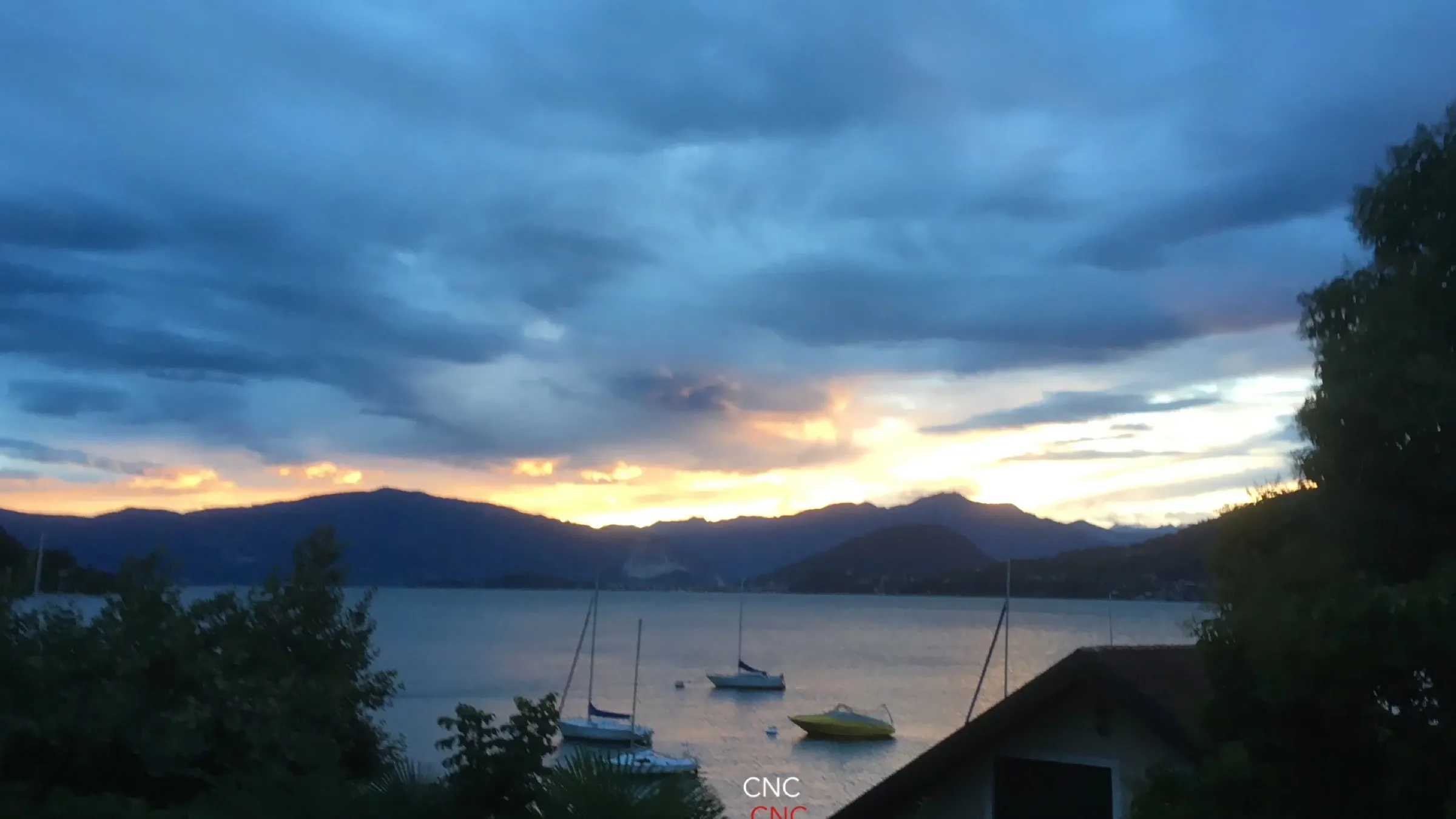 Tramonto sul Lago Maggiore con barche a vela